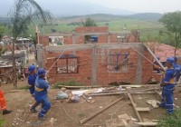 Prefeitura retira construções irregulares de área verde em Realengo