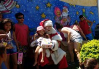 Papai Noel distribuiu presentes e emocionou crianças e adultos em Realengo