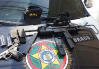 Metralhadoras e pistola apreendidas pela Draco em Santa Cruz