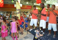 Bailinhos de Carnaval animam o público no comércio de Santa Cruz