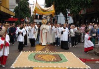 Corpus Christi: a cena vista em toda a cidade se repetiu no Parque São Luiz e reuniu centenas de fiéis na procissão