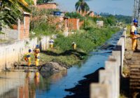 Prefeitura limpa Rio Capoeira, em Guaratiba