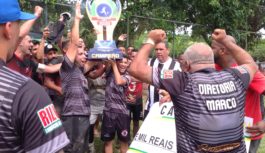 Saiu o campeão da Serrinha: Zico entregou o troféu a Adelphi Saiu o campeão da Serrinha: Zico entregou o troféu a Adelphi