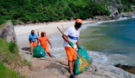 Comlurb limpa Trilha do Perigoso em Barra de Guaratiba Comlurb limpa Trilha do Perigoso em Barra de Guaratiba