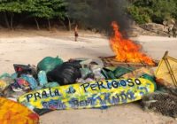 SMA põe fogo em duas toneladas de materiais irregulares em praias selvagens da Barra de Guaratiba