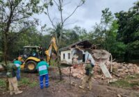 Meio Ambiente demole imóvel irregular dentro da Fazenda do Viegas em Senador Camará