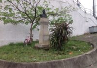 Busto de um personagem de Santa Cruz não tem placa de identificação
